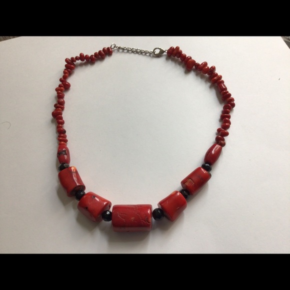 Chunky red and black plastic bead necklace. - Picture 4 of 5